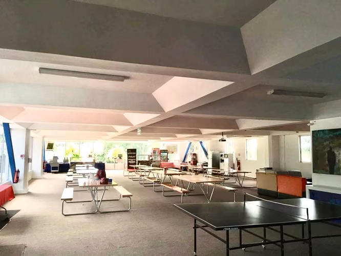KC-Se renta amplio local comercial de 460 m² ubicado entre la Avenida Jean Paul Genie y Camino de Oriente