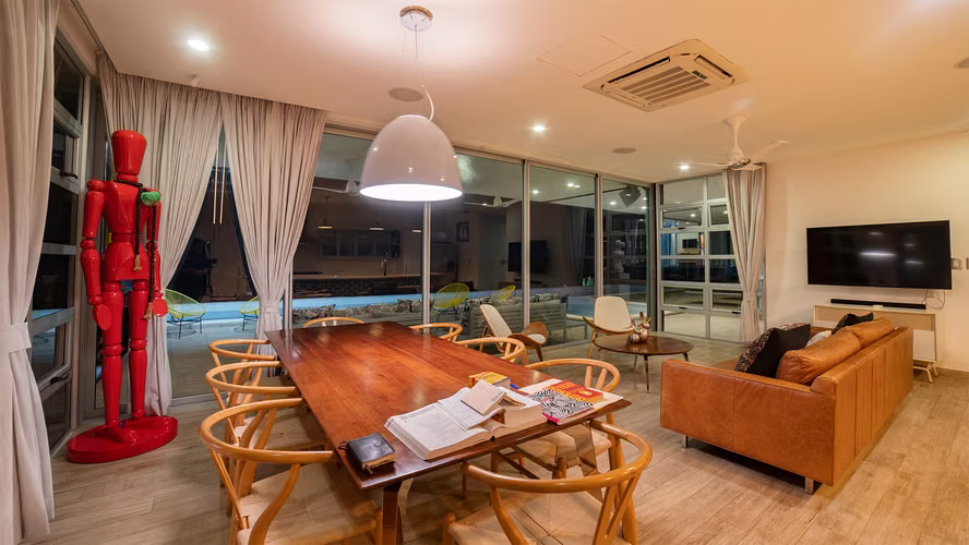 Venta de Casa por el Parque de Feria - Pista Suburbana