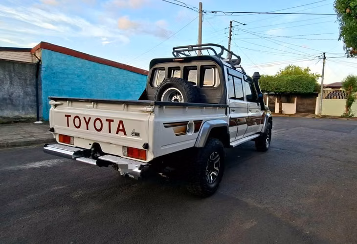 TOYOTA LAND CRUISER DOBLE CABINA - Imagen 4
