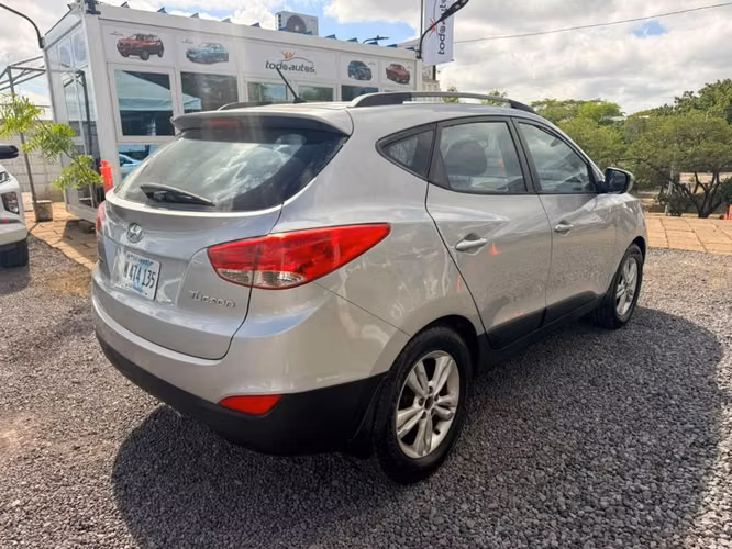 VENDO HYUNDAI TUCSON 2011 Automática  con Hannah Leiva