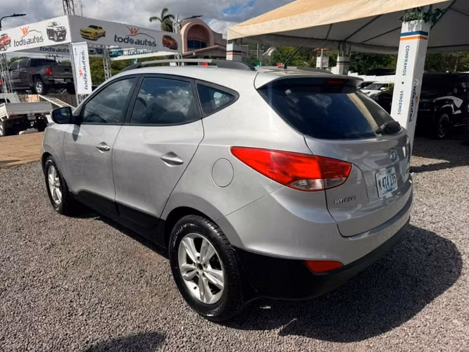 VENDO HYUNDAI TUCSON 2011 Automática  con Hannah Leiva