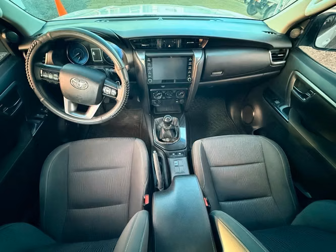 VENDO FORTUNER INTERMEDIA MECÁNICA 2022  con Hannah Leiva