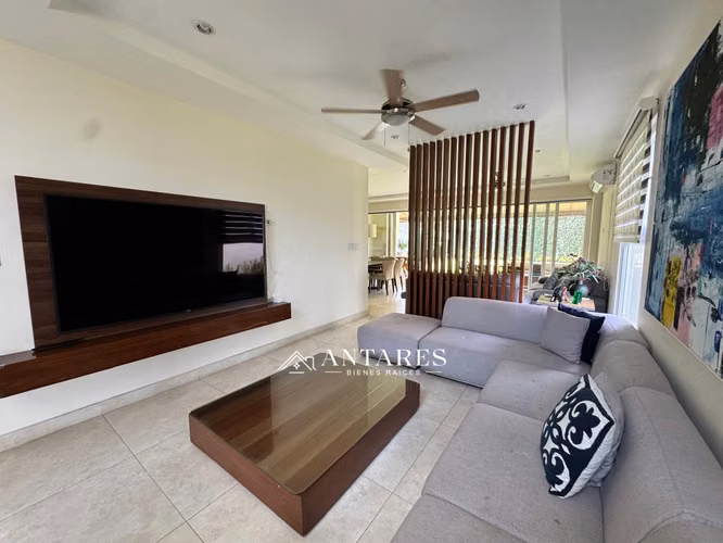 Moderna Casa en Venta en Villa Fontana Sur
