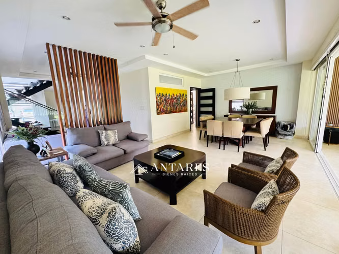 Moderna Casa en Venta en Villa Fontana Sur
