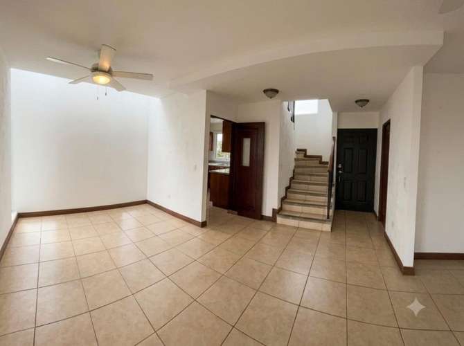 Elegante Casa en Renta de cuatro habitaciones en Alamedas de las Colinas - Imagen 3