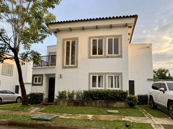 Elegante Casa en Renta de cuatro habitaciones en Alamedas de las Colinas