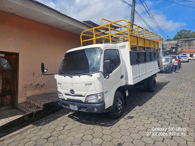 Vendo camion hino 4.5 tn seminuevo 2026 con 3000 kmt aire acondicionado helando