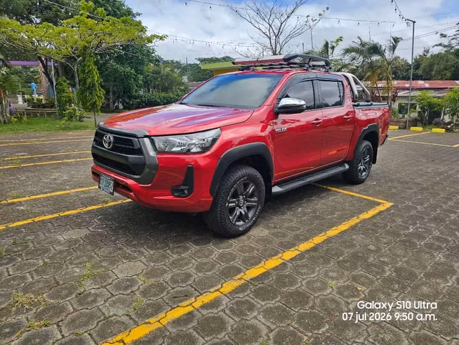 Vendo Toyota hilux sr intermedia 4x4 año 2024 autmtc