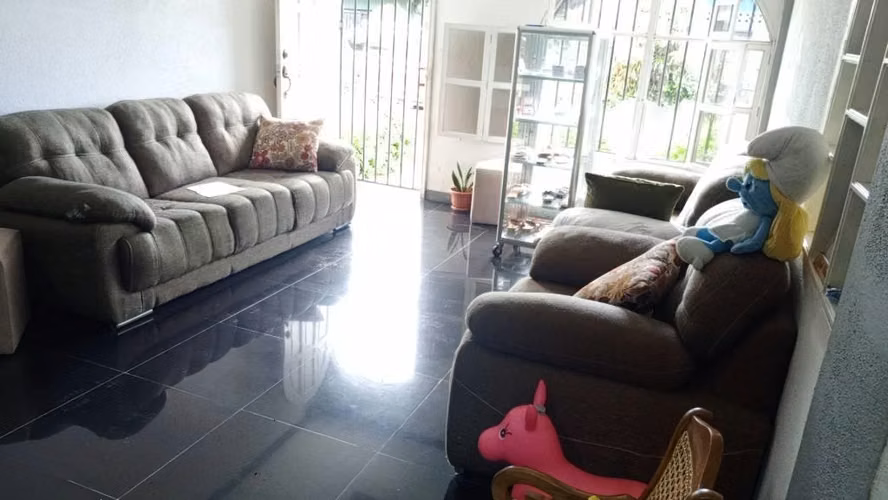 Casa dos pisos bonita