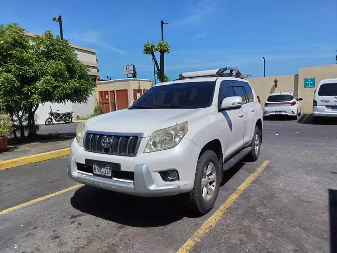 TOYOTA PRADO TXL AÑO 2012 MOTOR 5L EN EXCELENTES CONDICIONES! - Imagen 2