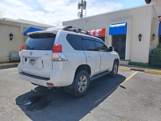 TOYOTA PRADO TXL AÑO 2012 MOTOR 5L EN EXCELENTES CONDICIONES! - Imagen 5