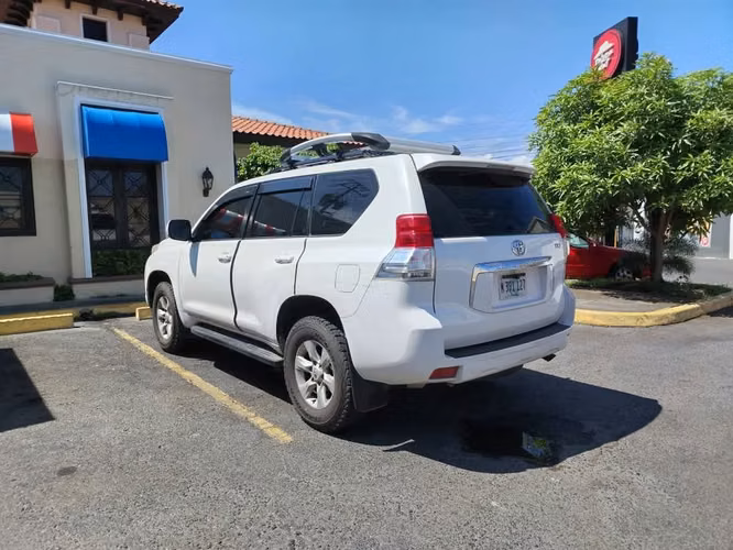 TOYOTA PRADO TXL AÑO 2012 MOTOR 5L EN EXCELENTES CONDICIONES! - Imagen 6