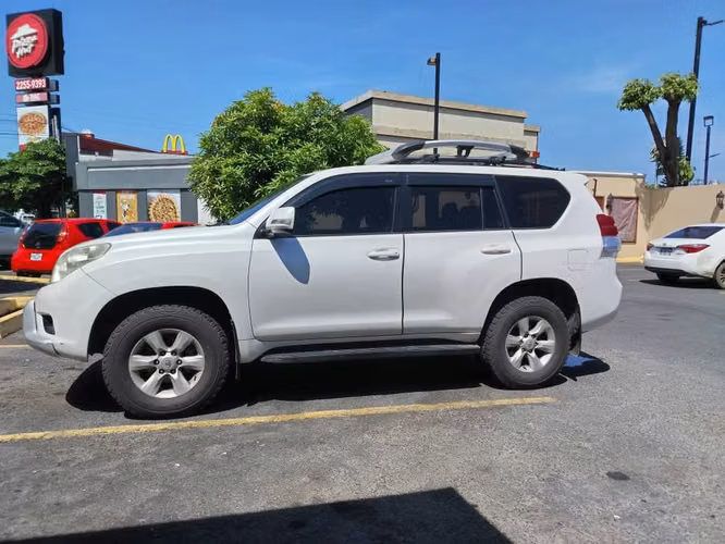 TOYOTA PRADO TXL AÑO 2012 MOTOR 5L EN EXCELENTES CONDICIONES! - Imagen 3