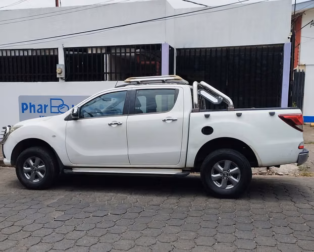 DOBLE CABINA MAZDA BT-50 AÑO 2016 EN BUENAS CONDICIONES! - Imagen 3