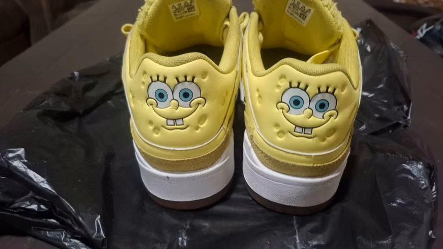 Se vende zapatos Pumas colaboración con Bob Esponja