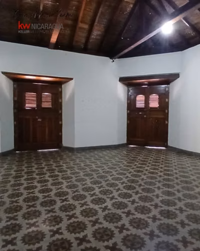 ¡En venta! Amplia propiedad comercial en Granada.
