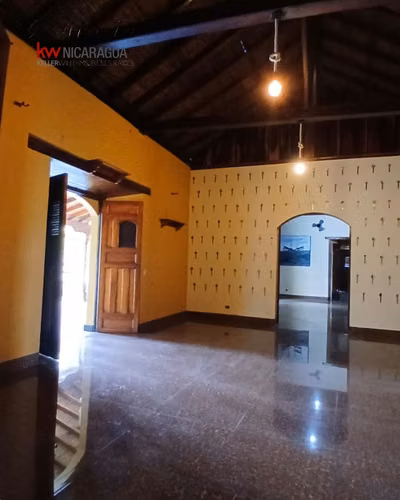 ¡En venta! Amplia propiedad comercial en Granada.