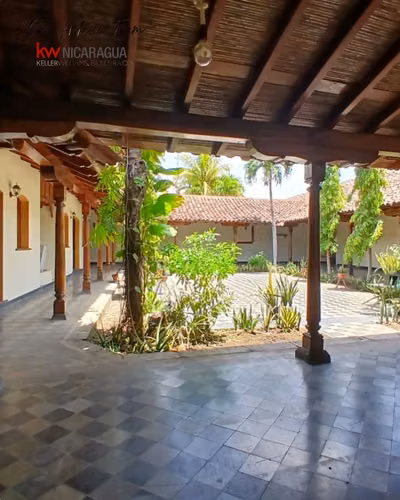 ¡En venta! Amplia propiedad comercial en Granada.