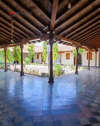 ¡En venta! Amplia propiedad comercial en Granada.