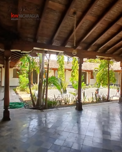 ¡En venta! Amplia propiedad comercial en Granada.