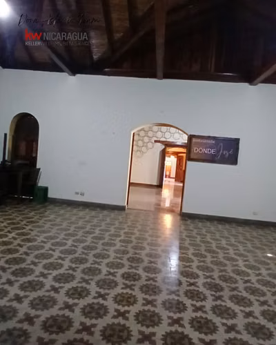 ¡En venta! Amplia propiedad comercial en Granada.