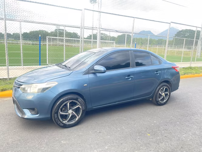 Se vende Toyota Yaris Nitido.
