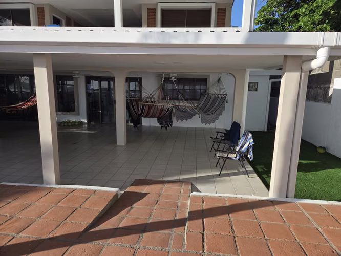Hermosa casa enfrente ala playa, en Pochomil