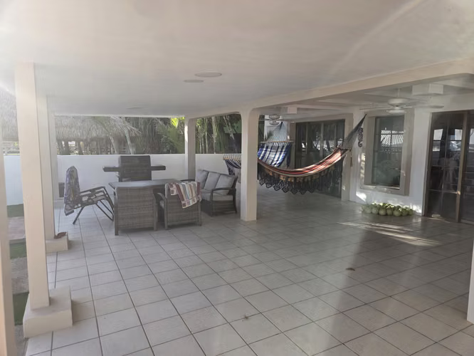 Hermosa casa enfrente ala playa, en Pochomil