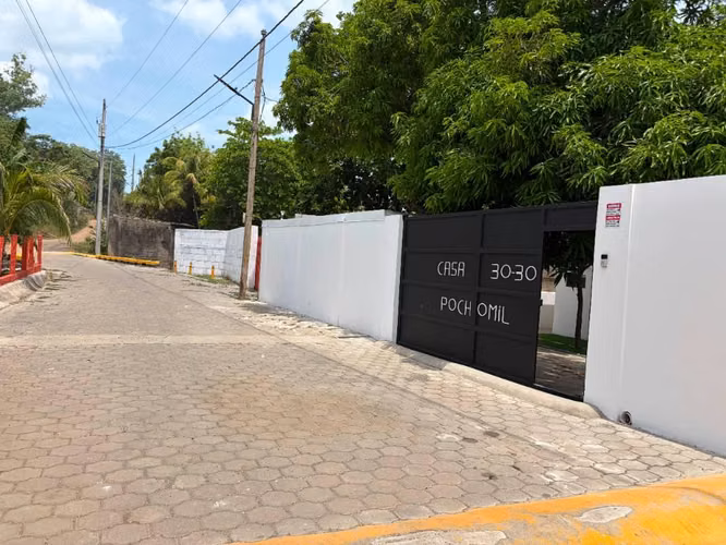Hermosa casa enfrente ala playa, en Pochomil