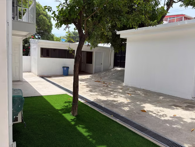 Hermosa casa enfrente ala playa, en Pochomil