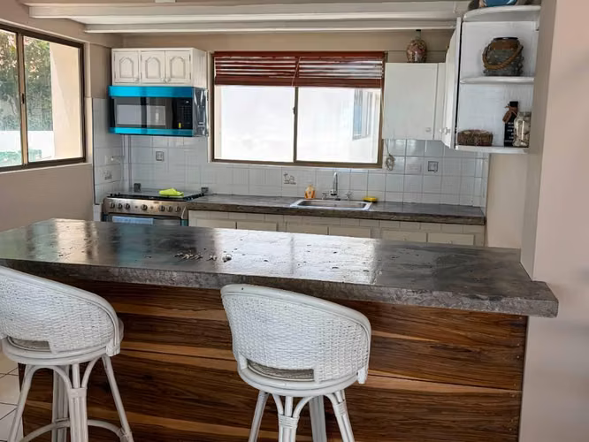Hermosa casa enfrente ala playa, en Pochomil