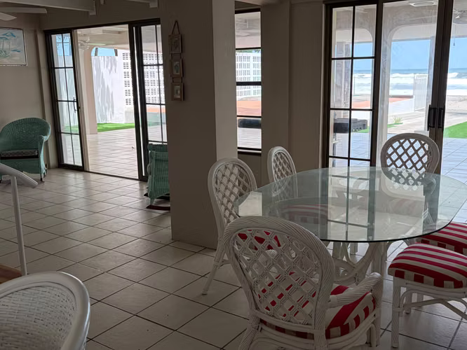 Hermosa casa enfrente ala playa, en Pochomil