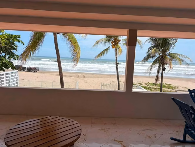 Hermosa casa enfrente ala playa, en Pochomil