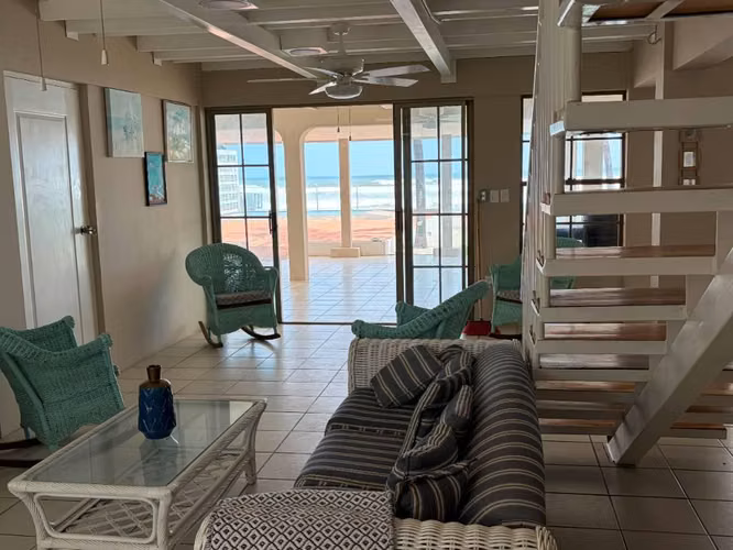 Hermosa casa enfrente ala playa, en Pochomil