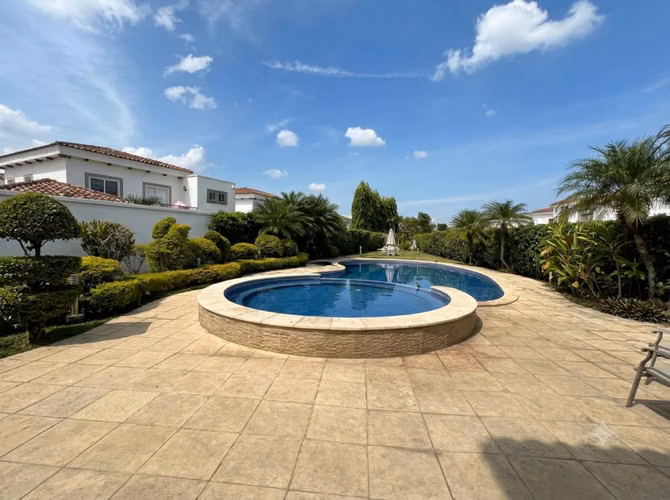 Rento Casa en Las Colinas -  VZ