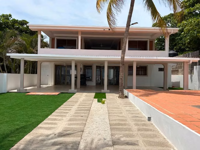 Hermosa casa en la playa Pochomil