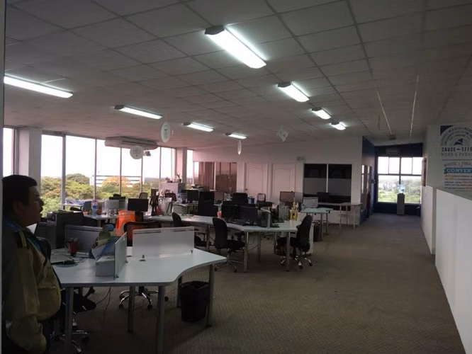KC-Se renta amplio local comercial de 460 m² en segundo piso sector Jean Paul Genie - Imagen 10