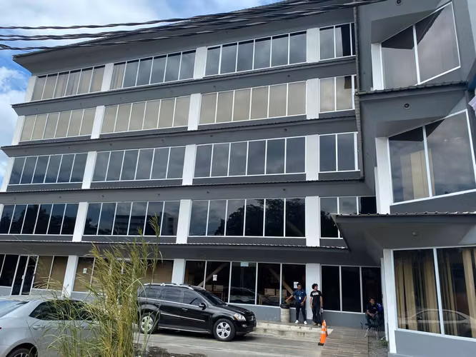KC-Se renta amplio local comercial de 460 m² en segundo piso sector Jean Paul Genie