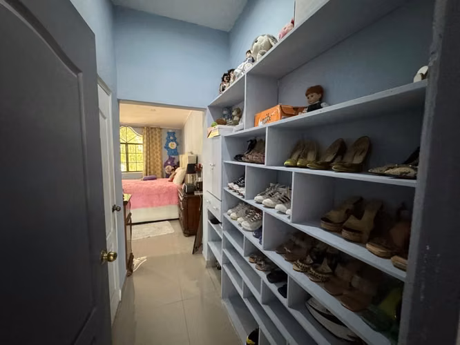 Vendo casa esquinera en Colonia Centroamerica. LR