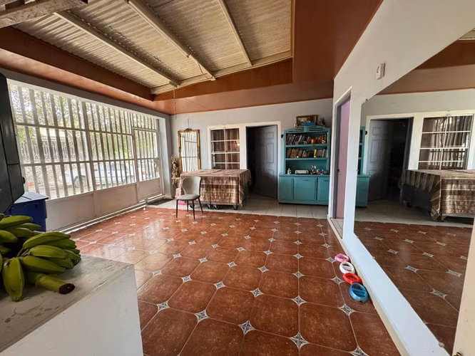 Vendo casa esquinera en Colonia Centroamerica. LR
