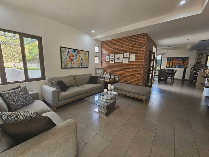 Vendo casa Moderna en Carretera Sur. LR