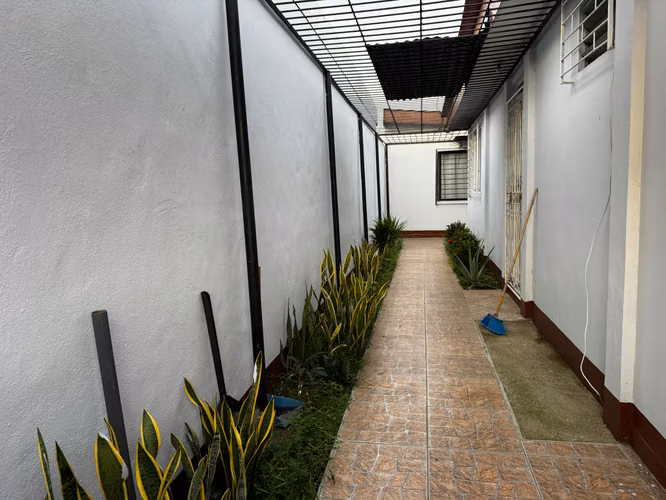 Venta de Propiedad con 3 apartamentos en Bosques de Altamira