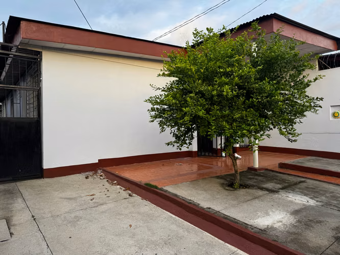 Venta de Propiedad con 3 apartamentos en Bosques de Altamira