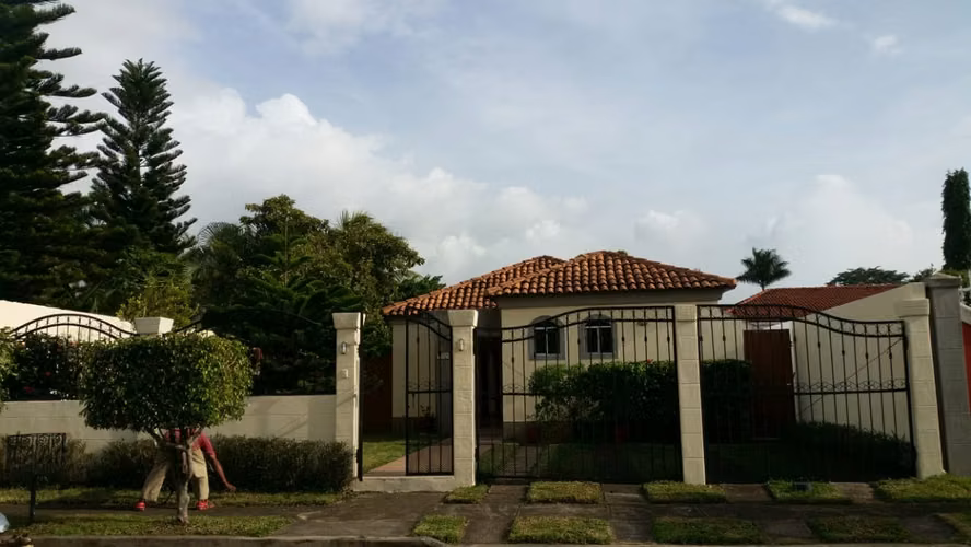 Renta Casa en  km 16 Carretera a Masaya de tropezar de Residencial!! MP