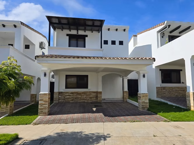 Casa de dos plantas en renta en Condominio EL Cortijo de la Sierra
