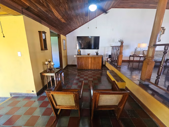 VENTA DE CASA COLONIAL EN EL CENTRO DE GRANADA ml