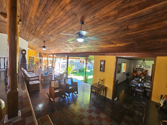 VENTA DE CASA COLONIAL EN EL CENTRO DE GRANADA ml