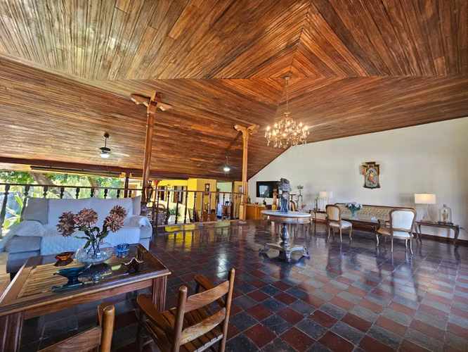 VENTA DE CASA COLONIAL EN EL CENTRO DE GRANADA ml