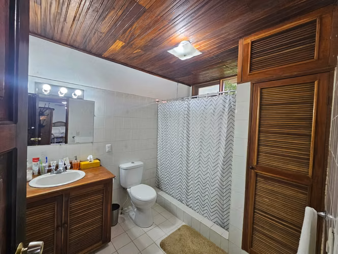 VENTA DE CASA COLONIAL EN EL CENTRO DE GRANADA ml