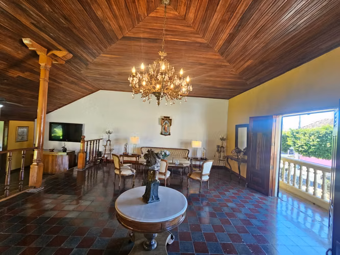 VENTA DE CASA COLONIAL EN EL CENTRO DE GRANADA ml